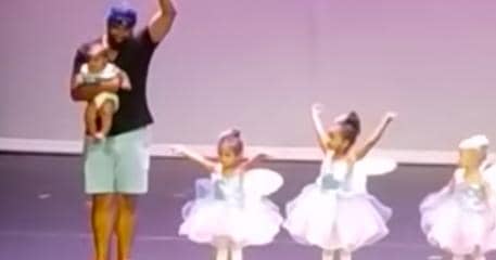 Hebat! Papa ini Naik Panggung Balet Setelah Anaknya Mogok Menari